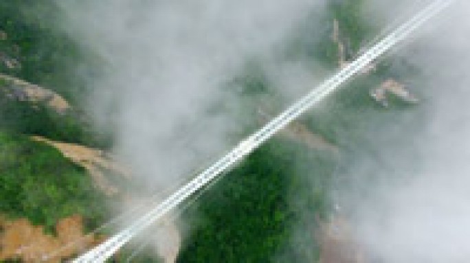 Самый высокий и длинный стеклянный мост в мире готов принимать посетителей в Китае