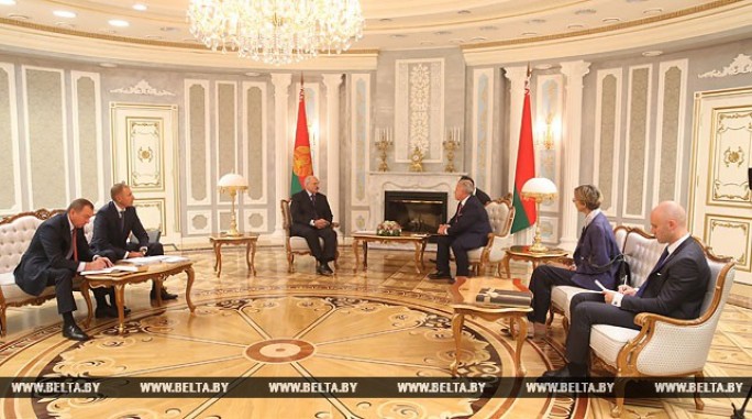 Лукашенко: в парламент должны пройти настоящие профессионалы независимо от политических убеждений