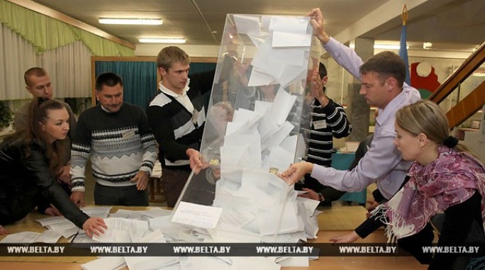 Избирательные участки на парламентских выборах в Беларуси закрылись. Идет подсчет голосов