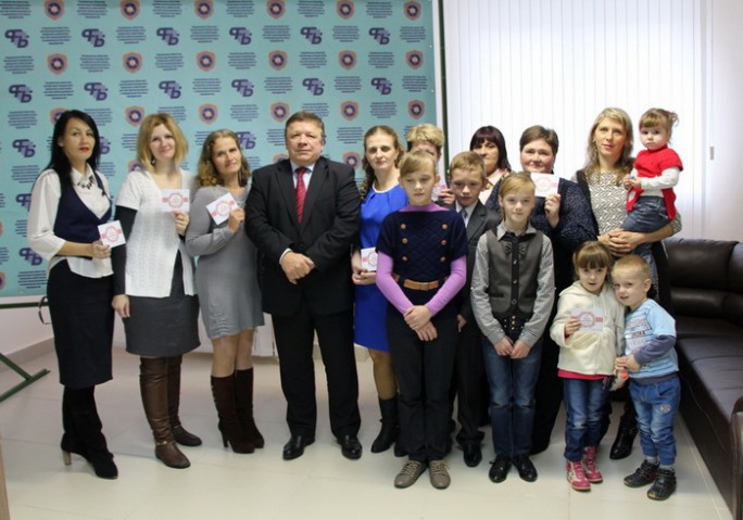 Мам, у которых от 6 до 12 детей, поздравили в Гродно