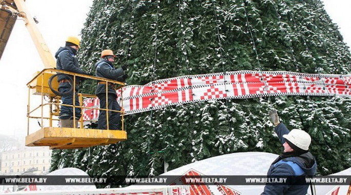 Главную новогоднюю елку Беларуси украсят светодинамическими игрушками с национальным орнаментом