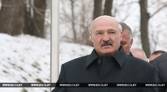 Александр Лукашенко поручил в 2017 году вернуть среднюю зарплату на уровень 500 долларов