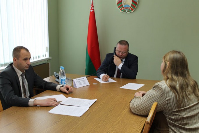 В Мостах провёл приём граждан председатель Комитета госконтроля Василий Николаевич Герасимов