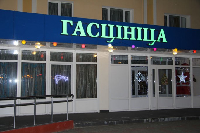 Мосты сияют огнями и блестят вытинанками
