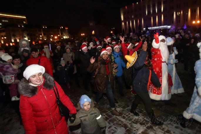 Более полусотни Дедов Морозов и Снегурочек яркой колонной прошли по центру Гродно и зажгли главные городские елки