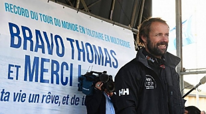Француз проплыл вокруг света за 49 дней и побил мировой рекорд