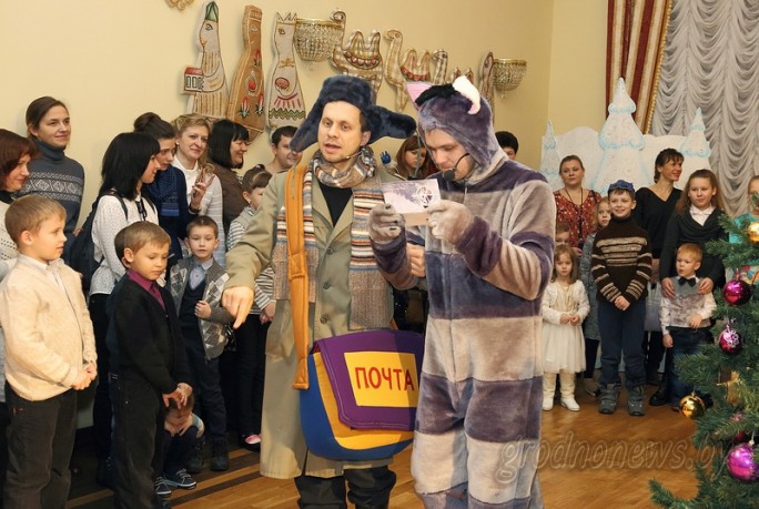 Большой новогодний праздник в театре кукол организовала для детей Октябрьская районная организация ОО «Белая Русь»