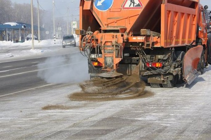 На главных трассах Гродненской области в 3 раза увеличен расход противогололедной смеси