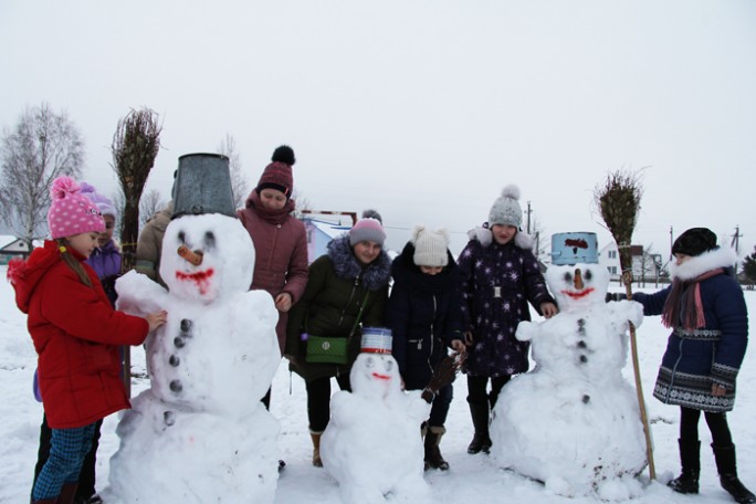 Десятки снежных скульптур слепили школьники Мостовщины