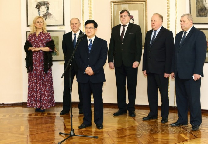 В Новом замке открылась выставка, посвященная 25-летию дипломатических отношений между Беларусью и Китаем