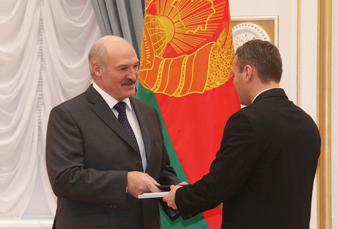 Президент Беларуси Александр Лукашенко вручил дипломы доктора наук и аттестаты профессора