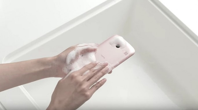 В Японии изобрели смартфон, который можно мыть с мылом в горячей воде