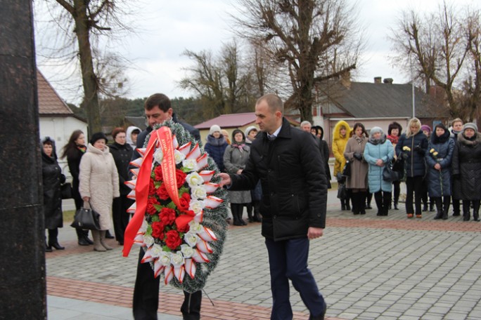 В Мостах возложили венки к памятнику погибшим воинам и партизанам