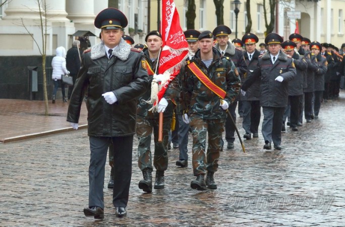 Накануне профессионального праздника Дня милиции и празднования 100-летия белорусской милиции сотрудники органов внутренних дел прошли торжественным маршем по центральным улицам Гродно