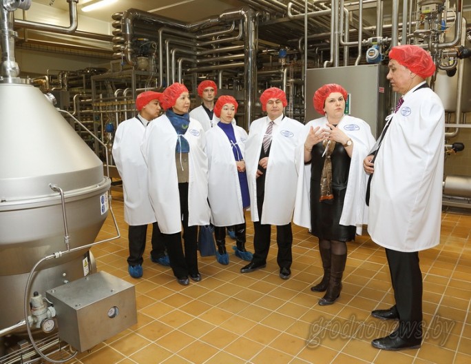 Чрезвычайный и Полномочный Посол Кыргызстана в Беларуси Кубанычбек Омуралиев, который побывал с визитом на Гродненщине, посетил ОАО «Молочный Мир»