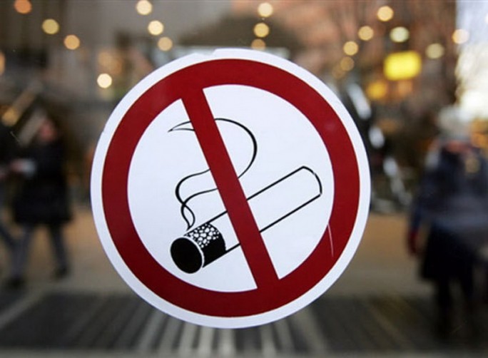 В Беларуси планируется полностью запретить курение на остановках и детских площадках