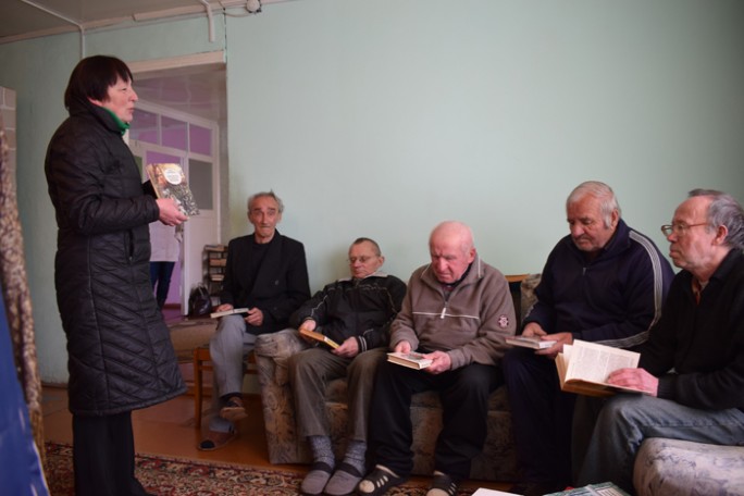 Перадалі кнігі пажылым людзям