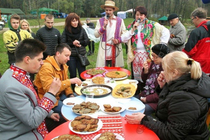 Гурманы в восторге: туристический сезон на Августовском канале открылся праздником национальной кухни