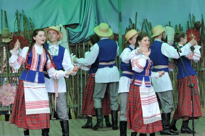 Танцы в режиме нон-стоп: на Августовском канале прошел фестиваль «Квецень у стылі этна»