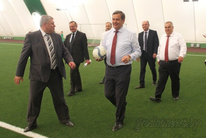 Заместитель премьер-министра Республики Беларусь Анатолий Калинин посетил футбольный манеж в гродненском лесопарке Пышки