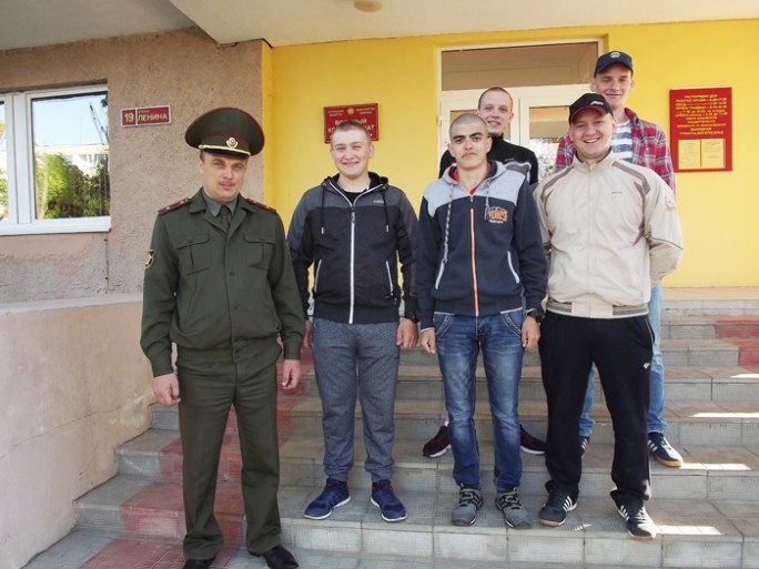 Мостовские ребята уходят служить