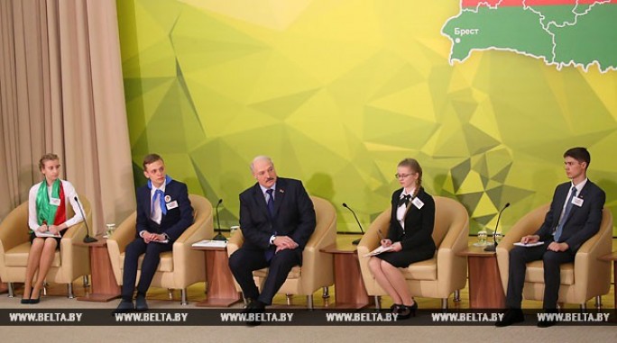 Лукашенко призывает молодежь искать счастье прежде всего на родине