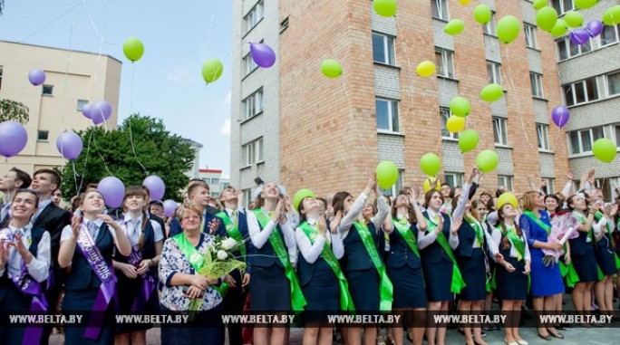 Последний звонок для выпускников 9-х и 11-х классов прозвенит сегодня в школах Беларуси