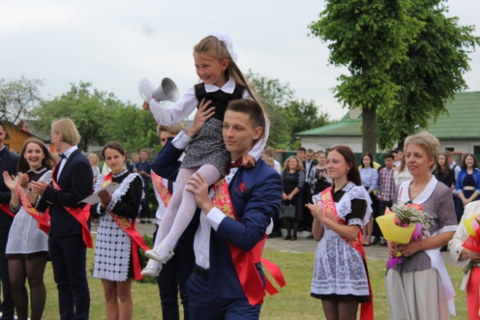 На Мостовщине прошли торжественные линейки, посвящённые окончанию учебного года