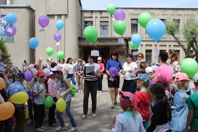 В Мостах прошел библиотечный флешмоб с участием самых юных читателей районной библиотеки