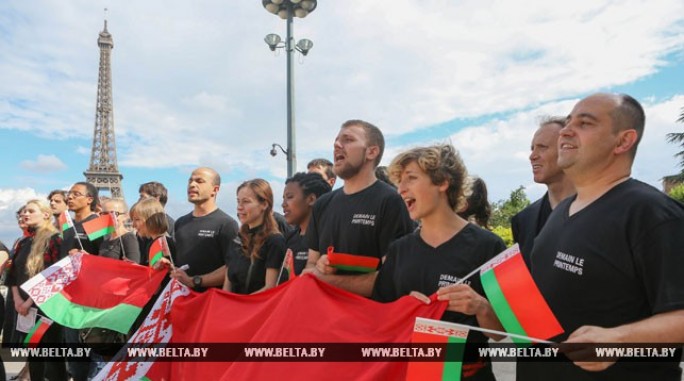 Белорусский гимн исполнили у Эйфелевой башни в Париже в преддверии Дня Независимости