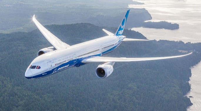 Гигантский Boeing нарисовал в небе свой 'портрет'