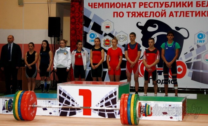 Кто сильнее? Выясняют молодые белорусские тяжелоатлеты на чемпионате в Гродно