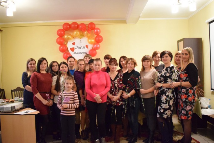 Многодетные мамы собрались на  День матери в центре социального обслуживания населения Мостовского района