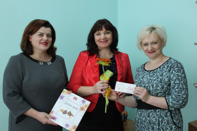 Женщины-матери Мостовщины принимали подарки и поздравления   от активистов общественных организаций