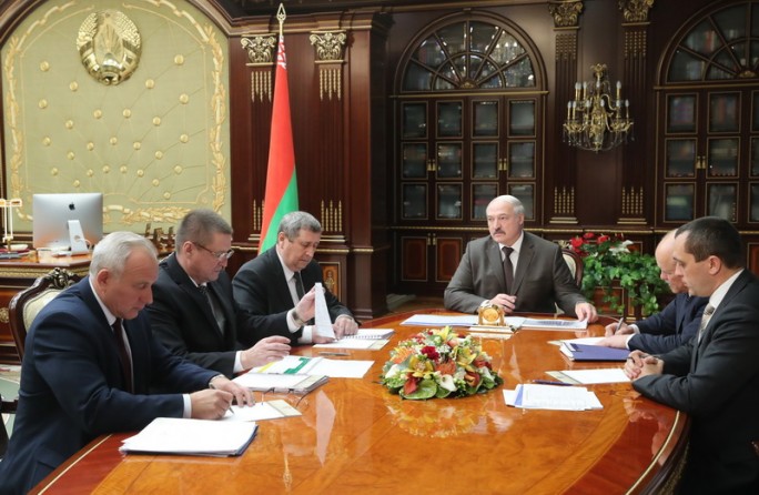 Александр Лукашенко поручил к 7 ноября завершить уборочную и поторопил с подготовкой земли к весенним работам