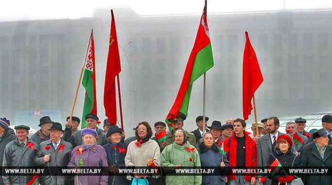 Александр Лукашенко поздравил белорусов со 100-летним юбилеем Октябрьской революции
