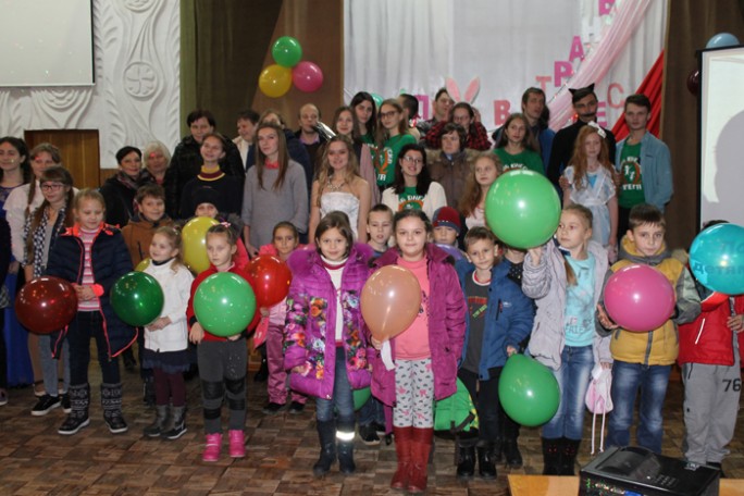В Мостовском районном центре творчества   детей и молодёжи состоялся девятый   благотворительный концерт   «Подарим детям радость»
