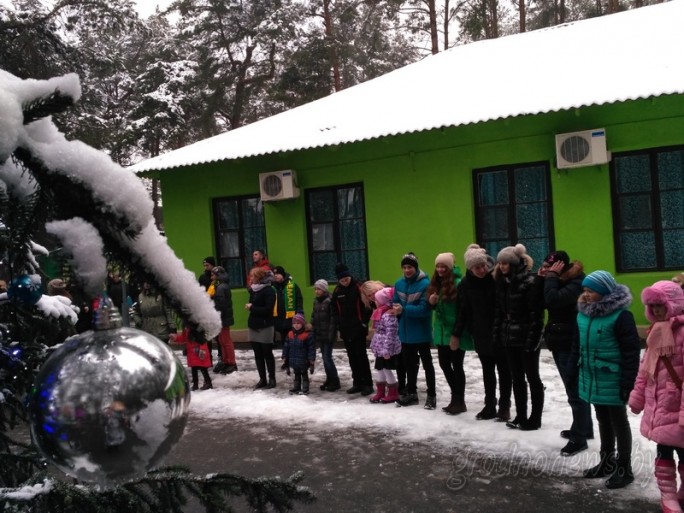 Праздник в сказочном поместье: сто ребят собрались на акцию 'Наши дети' на берегу озера Юбилейного