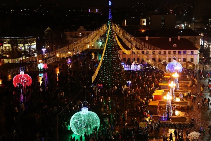 Сотни Дедов Морозов, «волшебные» хаски и тысячи огней. В Гродно прошел новогодний парад!