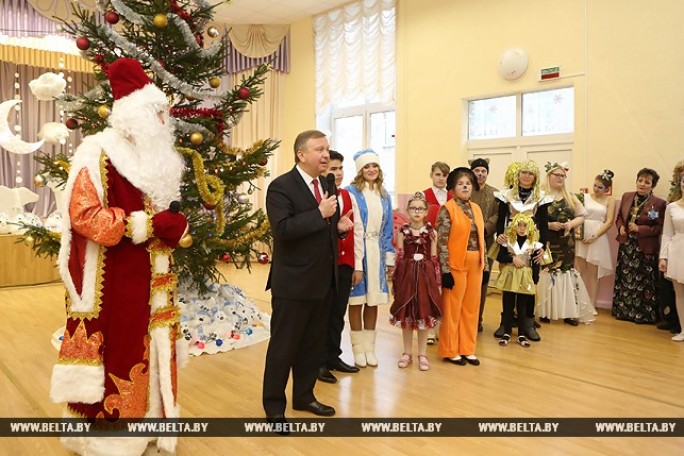 Кобяков вручил новогодние подарки ученикам Молодечненской школы-интерната