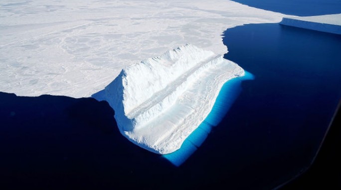 ФОТОФАКТ: NASA показало кусочек самого голубого льда на Земле