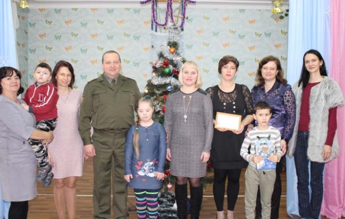 К благотворительной акции «Наши дети» присоединился коллектив военного комиссариата Мостовского района