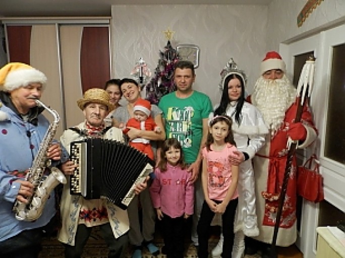 «Винтаж»ный Дед Мороз посетил многодетную семью в агрогородке Лунно Мостовского района