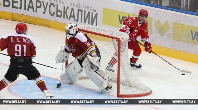 После второго периода матча белорусские хоккеисты выигрывают у команды Китая со счетом 9:3