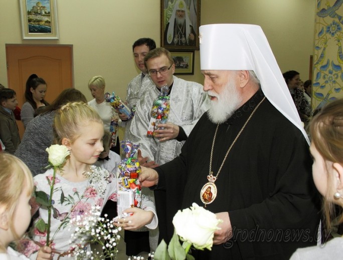 Митрополит Павел поздравил в Гродно с Рождеством детей с ограниченными возможностями