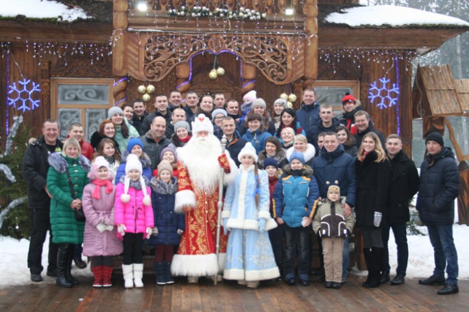 В гостях у Деда Мороза побывали сотрудники Мостовского РОВД