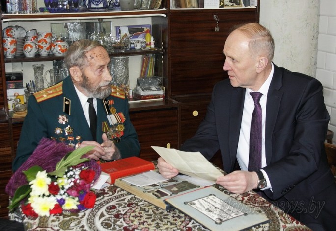 Юбилейные медали «100 год Узброеным сілам Рэспублікі Беларусь» начали вручать ветеранам на Гродненщине