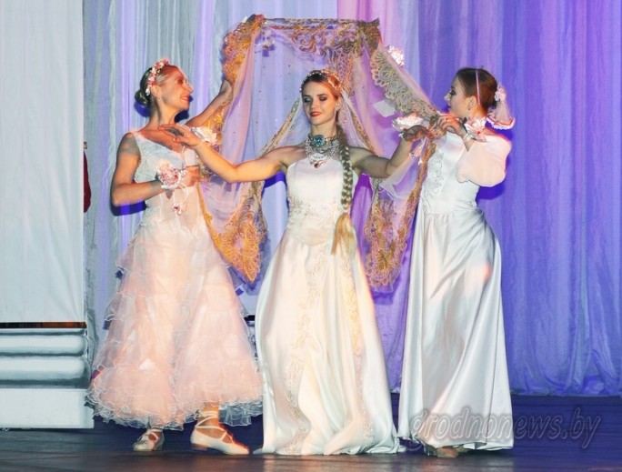 Торжественный вечер, посвященный Дню женщин, прошел в областном драматическом театре