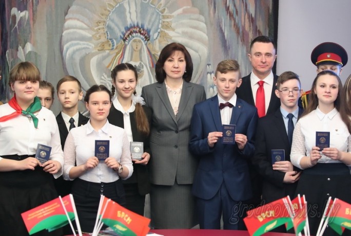 'Вы – будущее нашей страны'. Глава Администрации Президента Наталья Кочанова вручила паспорта юным гражданам Беларуси