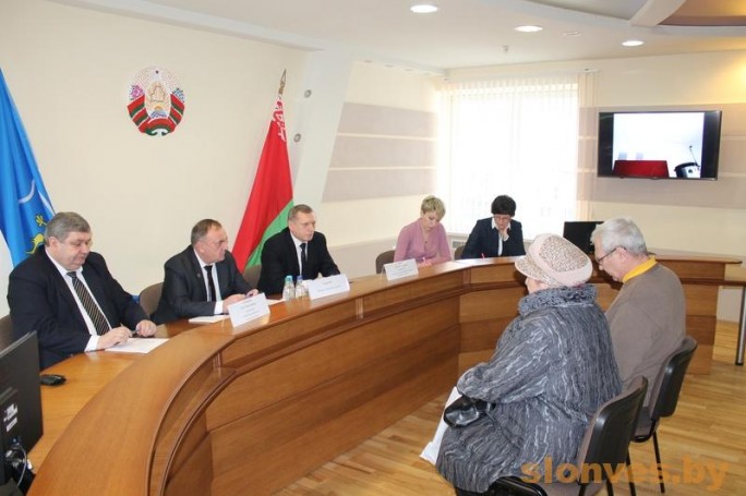 Руководители Комитета госконтроля и прокуратуры области выслушали слонимчан
